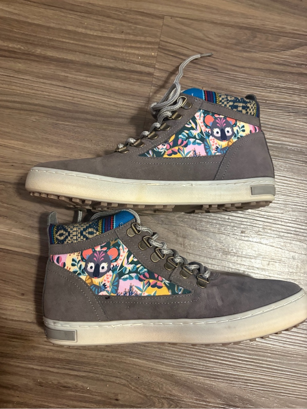 Inkkas Gray Ankle Boots with Koala design